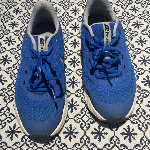 Nike Revolution boys athletic shoe - Picture 2 of 8